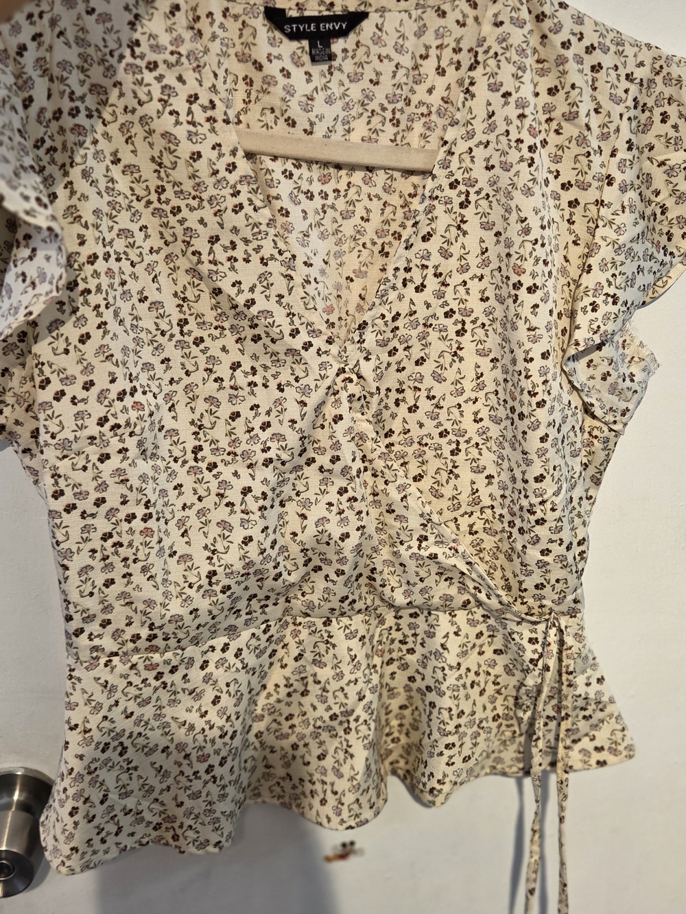Style Envy Cream Ditsy Floral Flutter Sleeve Wrap Peplum Blouse Size L (Fits S/M